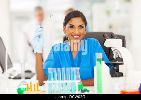 lächelnde junge indische Wissenschaftler Porträt im Labor Stockfoto