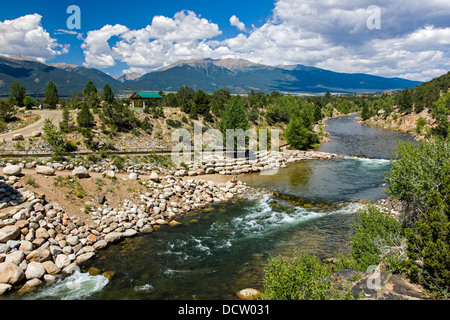 Arkansas Fluß fließt durch kleine Berg Stadt von Buena Vista, Colorado, USA Stockfoto