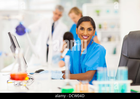 fröhlichen indische Labor Arbeiter mit Computer im Labor Stockfoto
