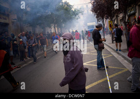 Barcelona, Spanien 21. August 2013. Kind geschützt Kopf warten auf des Teufels Brand. Im Rahmen der Feierlichkeiten von Gracia Viertel hat ein Kinder "Correfoc" in den Gassen dieses Teils von Barcelona statt. Correfocs sind eine alte katalanische Tradition, wo Menschen als Teufel und Licht Kleid bis Feuerwerkskörper und Fackeln. Bildnachweis: Jordi Boixareu/Alamy Live-Nachrichten Stockfoto