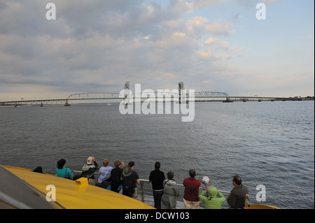 Jamaica Bay, ein urban Wildlife Refuge mit die Gil Hodges Denkmal-Brücke, zwischen Queens und Brooklyn im Hintergrund. Stockfoto