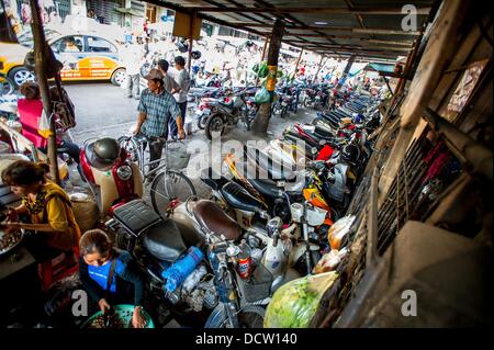 3. Januar 2013 - verpackt Phnom Penh, Kambodscha - 3. Januar 2013 - Motorräder und Roller geparkt auf dem russischen Markt der kambodschanischen Hauptstadt Phnom Penh... Geschichte-Zusammenfassung: Inmitten der fieberhaften Tempo der Phnom Penh̥ Straßen der Stadt, ein "Arbeitspferd" der Transport von Personen und Gütern entsteht: Fahrräder, Motorräder, Roller, Mopeds, Motodups und Tuk Tuks durchstreifen anstelle von Pkw und LKW. Fast 90 Prozent der Fahrzeuge roaming der kambodschanischen Hauptstadt von fast 2 Millionen Menschen wählen diese für unterwegs. Staus und Umwelt profitieren von der geringen Größe und Kleinmotoren. Busin Stockfoto