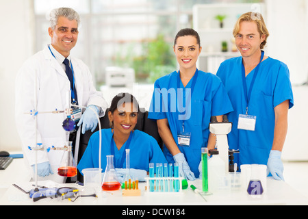Gruppe von glücklich medizinische Laboranten im Labor Stockfoto
