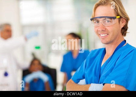 lächelnde Wissenschaftler im Labor Stockfoto