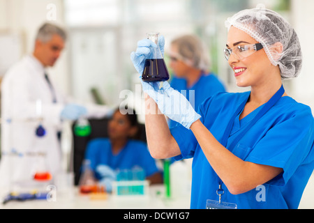 schöne Wissenschaftler Substanzen im Labor Stockfoto