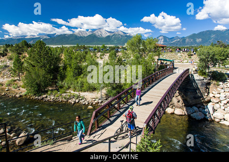 Brücke über den Arkansas River bietet Mountainbiker, Wanderer und Läufer Zugang zu Barbara Whipple Trail, Buena Vista, CO Stockfoto