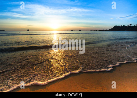 Schöner Sonnenuntergang am Meer. Stockfoto