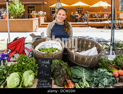 Junge Frau verkaufen frisches Obst und Gemüse in Buena Vista Colorado Bauernmarkt Stockfoto