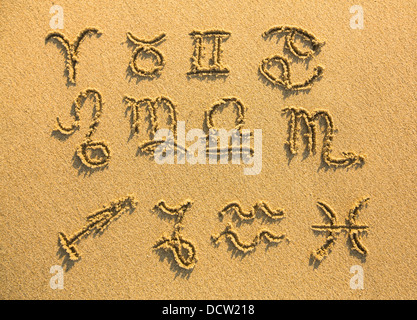 Satz von Zeichen des Tierkreises auf Facture Strandsand gezeichnet Stockfoto