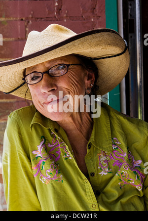 Ältere Ranch Frau mit verwitterten Gesicht sitzen in einem Café genießen der warmen, sonnigen Tag, Buena Vista, Colorado, USA Stockfoto