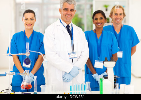 Senior-Mikrobiologie-Spezialist mit Informatik-Student im Labor Stockfoto