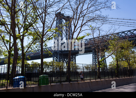 Ein Blick von der FDR-Autobahn von der Williamsburg Bridge entlang New Yorker East River. Die Brücke wurde im Jahr 1903 eröffnet. Stockfoto