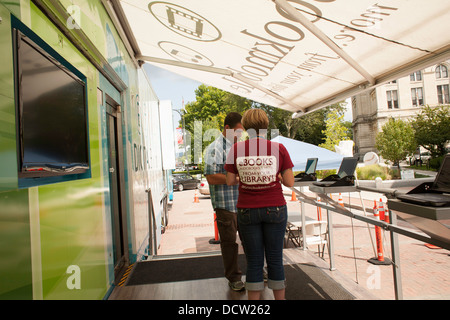 Der Overdrive digitale Bücherbus ist ein 74-Fuß, 18-Rad Traktor-Anhänger Hightech-Update von der traditionellen Bücherbus. Stockfoto