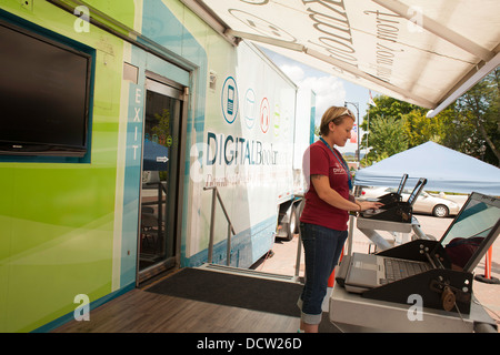 Der Overdrive digitale Bücherbus ist ein 74-Fuß, 18-Rad Traktor-Anhänger Hightech-Update von der traditionellen Bücherbus. Stockfoto