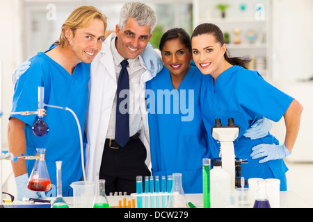 Gruppe des Lächelns Wissenschaftler-Team im Labor Stockfoto