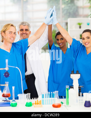 erfolgreiches Team von fünf Wissenschaftlern im Labor Stockfoto