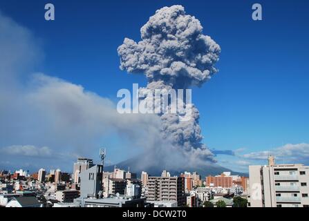 18. August 2013 - Kagoshima, Japan - Redaktion nur verwenden; In diesem Handout Bild freigegeben von der Japan Meteorological Agency Sakurajima Vocano speien Asche als es ausbrechen im Süden Japans am 18. August 2013 in Kagoshima, Japan. Die Asche von Sakurajima wehte bis zu 5km (3 Meilen) hoch in die Luft, wie der Ausbruch schwerer als üblich war. (Kredit-Bild: © Japan Meteorologische Agentur/Jana Press/ZUMAPRESS.com) Stockfoto