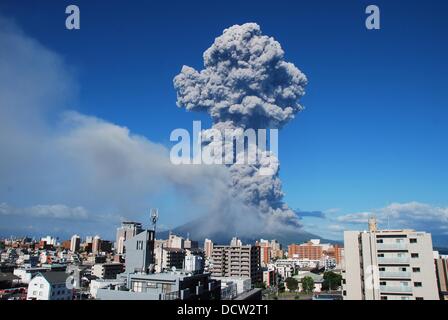 18. August 2013 - Kagoshima, Japan - Redaktion nur verwenden; In diesem Handout Bild freigegeben von der Japan Meteorological Agency Sakurajima Vocano speien Asche als es ausbrechen im Süden Japans am 18. August 2013 in Kagoshima, Japan. Die Asche von Sakurajima wehte bis zu 5km (3 Meilen) hoch in die Luft, wie der Ausbruch schwerer als üblich war. (Kredit-Bild: © Japan Meteorologische Agentur/Jana Press/ZUMAPRESS.com) Stockfoto