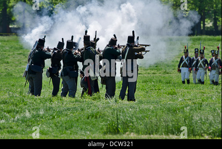 Britische Soldaten feuern auf die herannahenden amerikanischen Soldaten bei einem Re Inszenierung der Schlacht von Fort George. Stockfoto