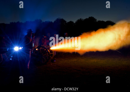 Die Kanone brüllt während der Re Inszenierung der Nacht Bombardierung von der Schlacht von Fort George. Stockfoto