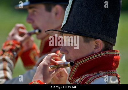 Musiker mit dem 41. Fife und Drum Corps führen am Fort George National Historic Site in Niagara-On-The-Lake, Ontario. Stockfoto