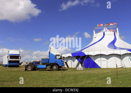 Zirkuszelt Chapiteau und LKW im Feld. Stockfoto