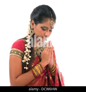 Porträt von schöne junge indische Frau Gebet in traditionellen Sari Kleid, isoliert auf weißem Hintergrund. Stockfoto