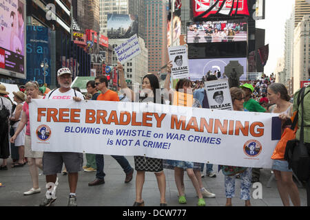 New York, USA. 21. August 2013. Bradley Manning Demonstration in Times Square, New York City, kostenlos, nach Manning auf 35 Jahre im Gefängnis verurteilt wurde für das aufdecken, Dokumente der US-Regierung seine Bürger kennenlernen wollte. Er gilt als einen amerikanischen Held von vielen. Bildnachweis: David Grossman/Alamy Live-Nachrichten Stockfoto