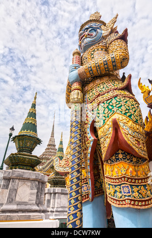 Ein Yaksha, ein Thai mythologische Dämon, der Wat Phra Kaeo Tempelanlage in Bangkok, Thailand. Stockfoto