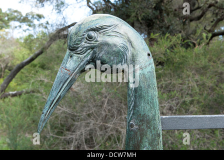 Detail der Brolga auf das reich verzierte Tor zum Vogelschutzgebiet im Centennial Park, Sydney, Australien. Stockfoto