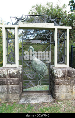 Reich verzierte Tor zum Vogelschutzgebiet im Centennial Park, Sydney, Australien. Mit Gräsern und Brolga Vogel. Stockfoto