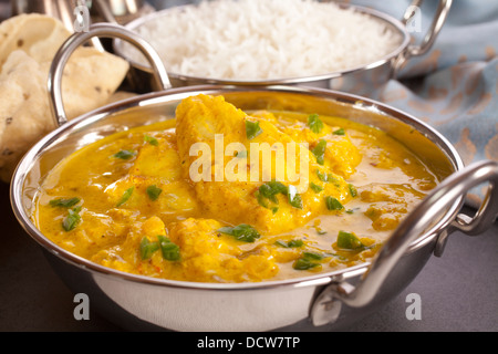 Fisch-Curry - ein Balti Gericht mit Fisch-Curry in einer Joghurtsauce mit grünem Chili, serviert mit Pappadams. Basa ist Fisch. Stockfoto