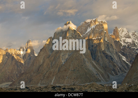 Die Trango-Türme aus dem Baltoro-Gletscher in Balistan, Nord-Pakistan Stockfoto