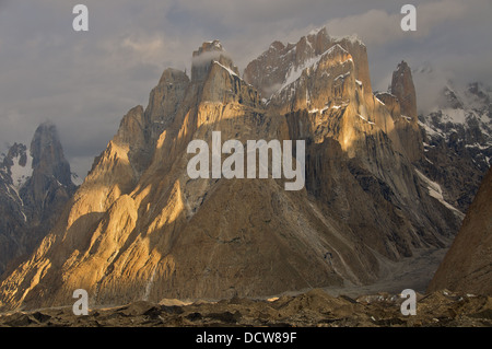 Die Trango-Türme aus dem Baltoro-Gletscher in Balistan, Nord-Pakistan Stockfoto