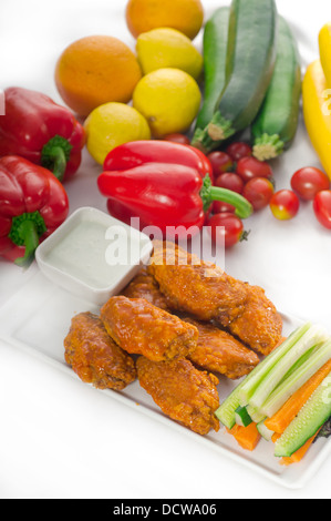 Buffalo chicken Wings serviert mit pinzimonio Stockfoto