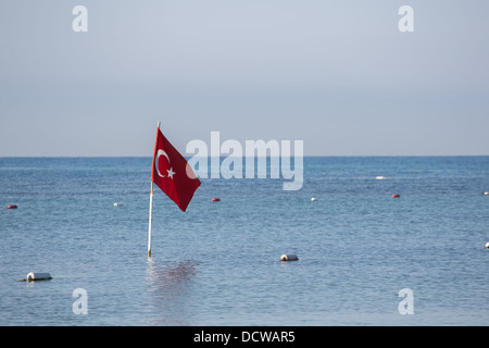 Eine türkische Fahne in einem ruhigen blauen Meer Stockfoto