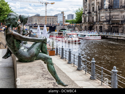 "Drei Mädchen und ein Junge" Skulptur von Wilfried Fitzenreiter neben der Spree - Berlin Stockfoto