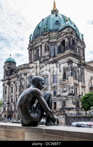 Der junge von den "drei Mädchen und ein Junge" Skulptur von Wilfried Fitzenreiter und der Berliner Dom (Berliner Dom) - Berlin Stockfoto