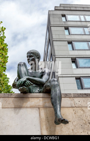 Der junge von den "drei Mädchen und ein Junge" Skulptur von Wilfried Fitzenreiter - Berlin Stockfoto