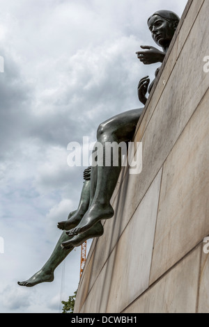 "Drei Mädchen und ein Junge" Skulptur von Wilfried Fitzenreiter - Berlin Stockfoto