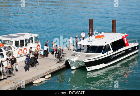 Blick auf die Fähren zwischen Diamant und Lyttelton Hafen, Christchurch, Canterbury, Südinsel, Neuseeland. Stockfoto