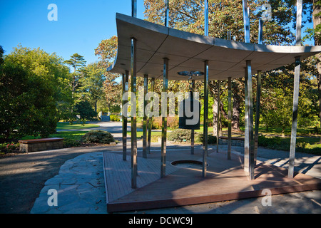 Ein Blick auf die World Peace Bell in den botanischen Gärten, Hagley Park, Christchurch, Canterbury, Südinsel, Neuseeland Stockfoto