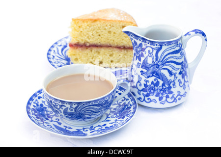 Blaue Porzellan Teeservice mit Victoria Sponge, England, UK Stockfoto