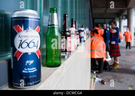 Schottische Fußball-Fans verlassen ihre leeren Bierdosen und Flaschen am Drehkreuz beim Eintritt in das Emirates Stadium. Stockfoto