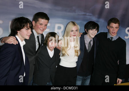 (l-R) Joel Courtney, Riley Griffiths, Ryan Lee, Elle Fanning, Zach Mills und Gabriel Basso Super 8 Blueray und DVD-Debüt und Screening statt an der Academy of Motion Picture Arts und Sciences Los Angeles, Kalifornien - 22.11.11 Stockfoto