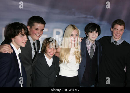 (l-R) Joel Courtney, Riley Griffiths, Ryan Lee, Elle Fanning, Zach Mills und Gabriel Basso Super 8 Blueray und DVD-Debüt und Screening statt an der Academy of Motion Picture Arts und Sciences Los Angeles, Kalifornien - 22.11.11 Stockfoto