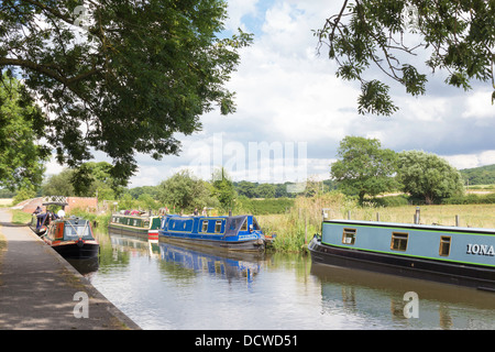 Kreuzfahrt auf der Stratford-upon-Avon Canal bei Wootton Wawen, Warwickshire, England, UK Stockfoto