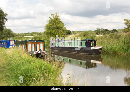 Kreuzfahrt auf der Stratford-upon-Avon Canal bei Wootton Wawen, Warwickshire, England, UK Stockfoto