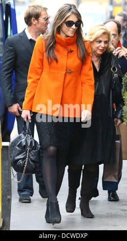 Elizabeth Hurley aka Liz Hurley verlassen ein Restaurant London, England - 23.11.11 Stockfoto