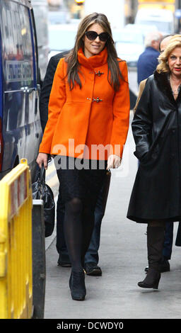 Elizabeth Hurley aka Liz Hurley verlassen ein Restaurant London, England - 23.11.11 Stockfoto